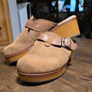Clarks Tan Suede Slip-On Shoes Clogs Womens Size 8.5